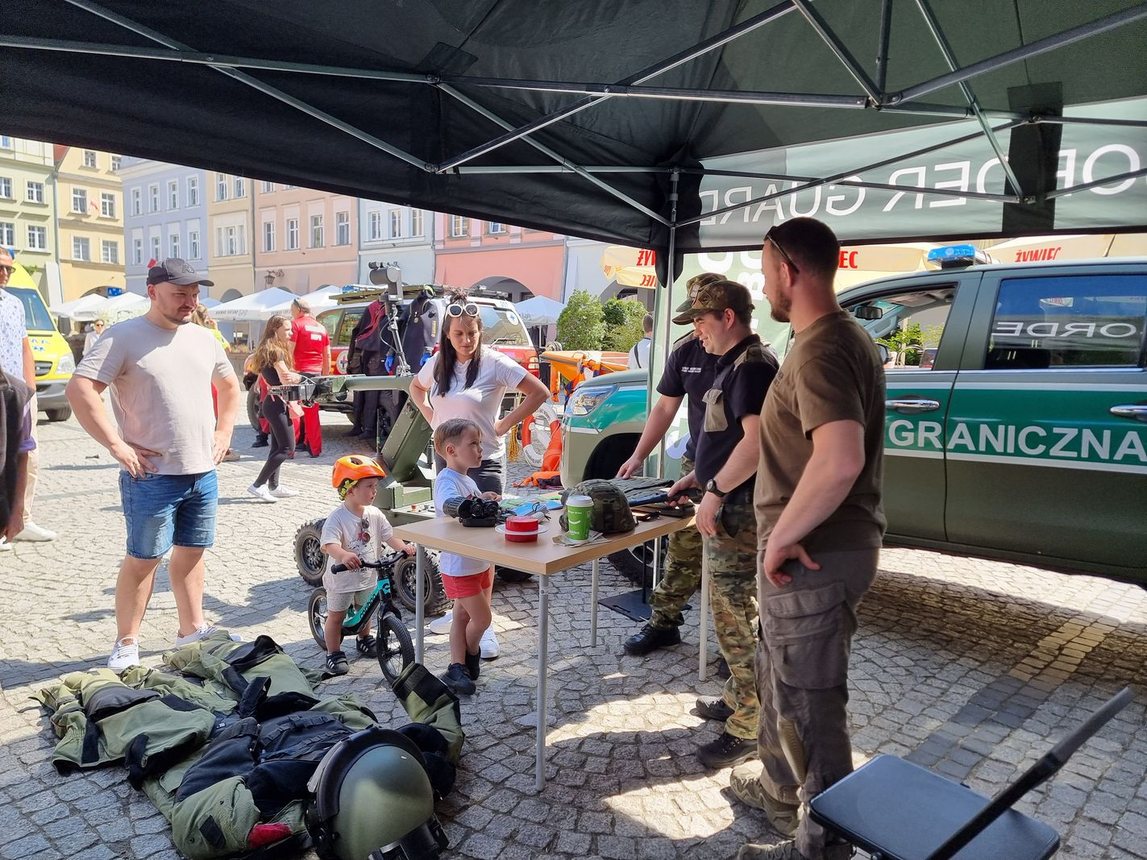 Piknik służb mundurowych na Święto Flagi