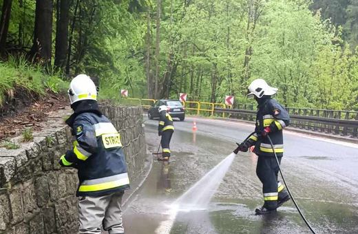 Zalało drogę do Szklarskiej Poręby