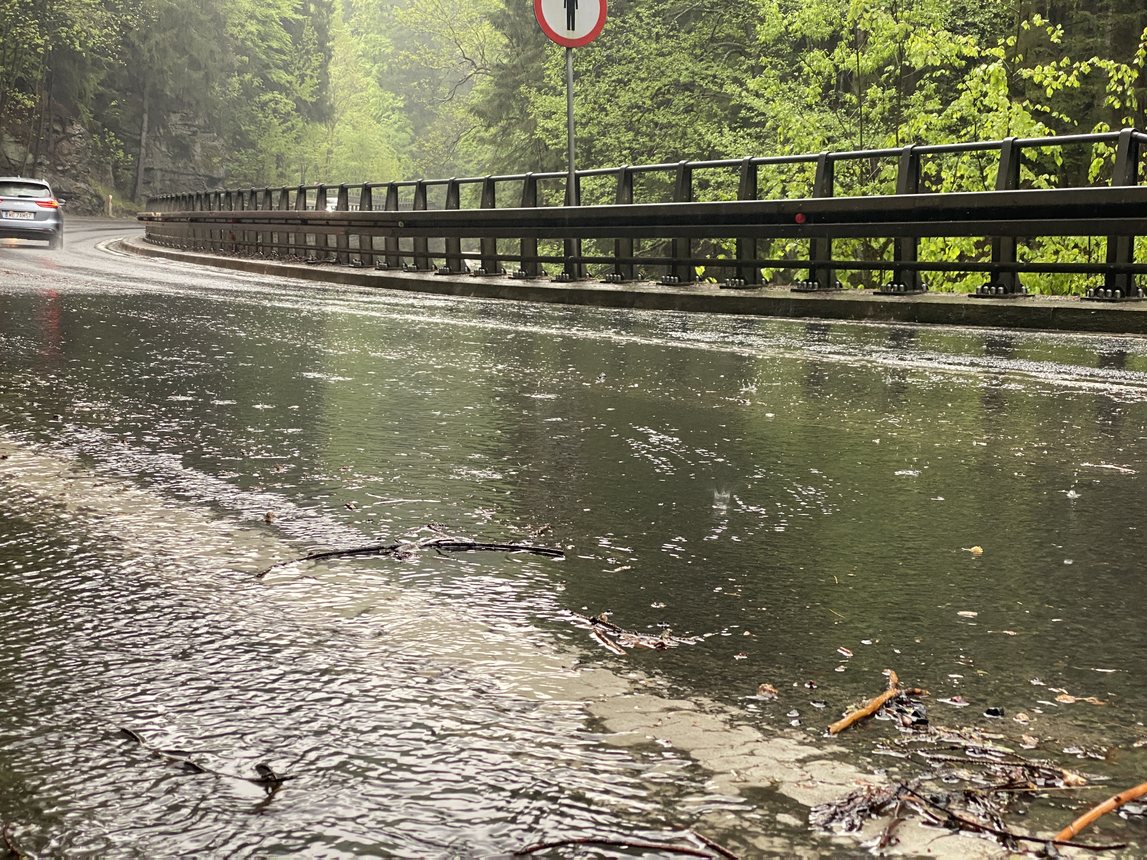 Zalało drogę do Szklarskiej Poręby