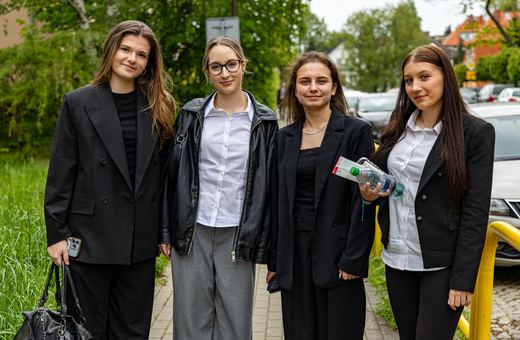 Maturzystki przed jeleniogórskim Żeromem