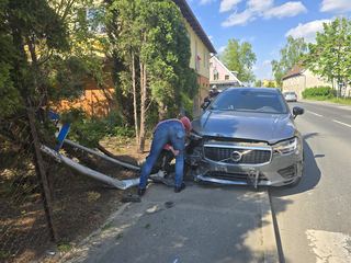 Zahaczyła o autobus, przewróciła znak i lampę