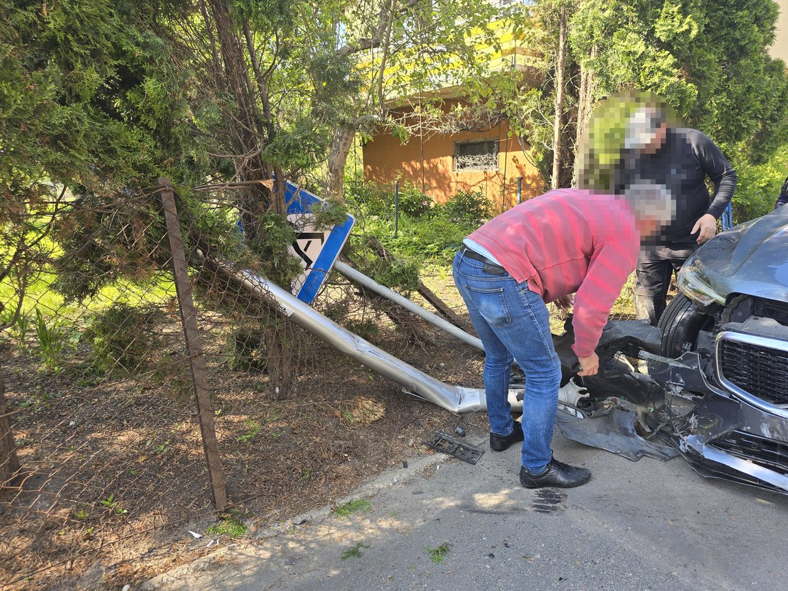 Zahaczyła o autobus, przewróciła znak i lampę