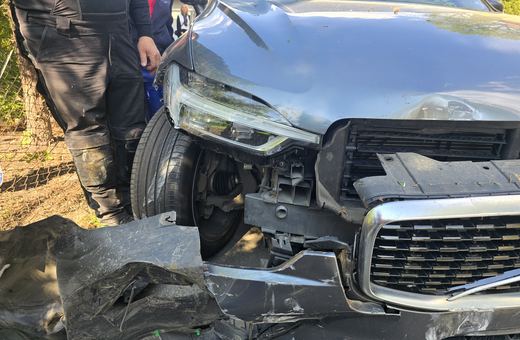 Zahaczyła o autobus, przewróciła znak i lampę