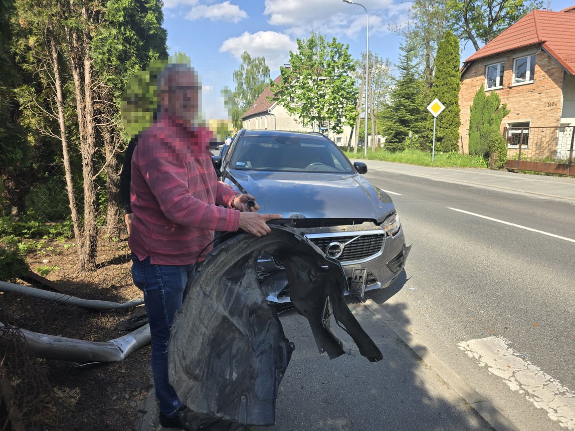 Zahaczyła o autobus, przewróciła znak i lampę