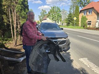 Zahaczyła o autobus, przewróciła znak i lampę