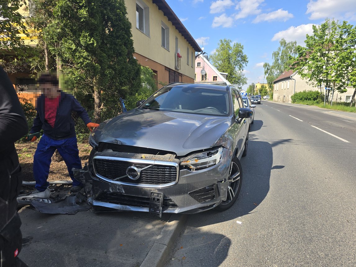 Zahaczyła o autobus, przewróciła znak i lampę