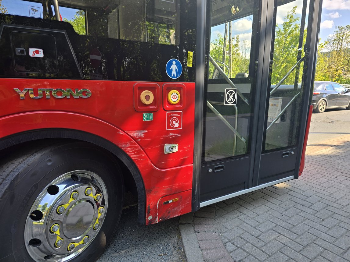 Zahaczyła o autobus, przewróciła znak i lampę