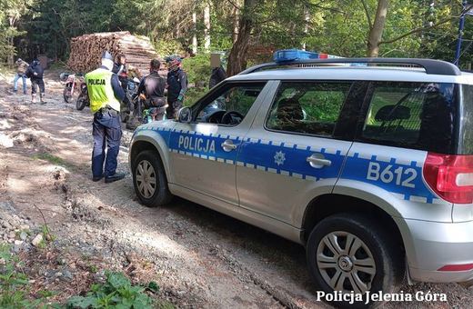 Policja i straż leśna przeciwko nielegalnym rajdom po lesie