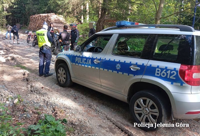 Policja i straż leśna przeciwko nielegalnym rajdom po lesie