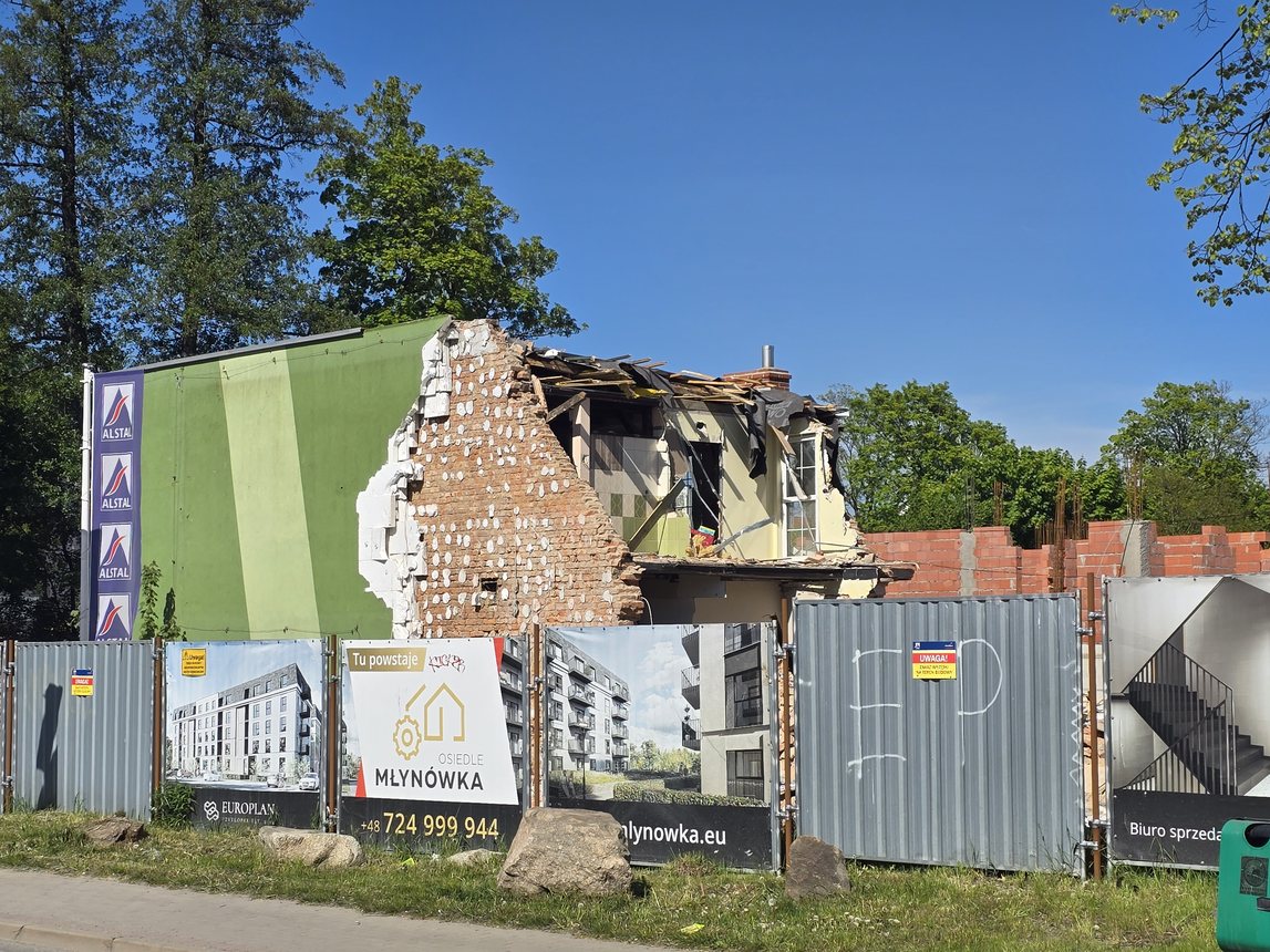 Burzą ostatni pustostan