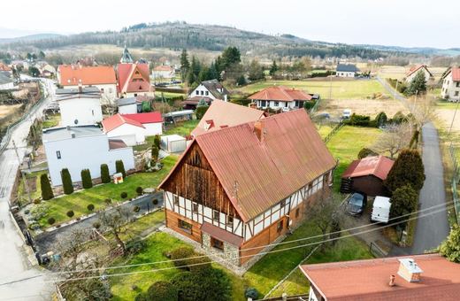 Można kupić stary młyn za 820 tys. zł lub dom przysłupowy za 790 tys. zł