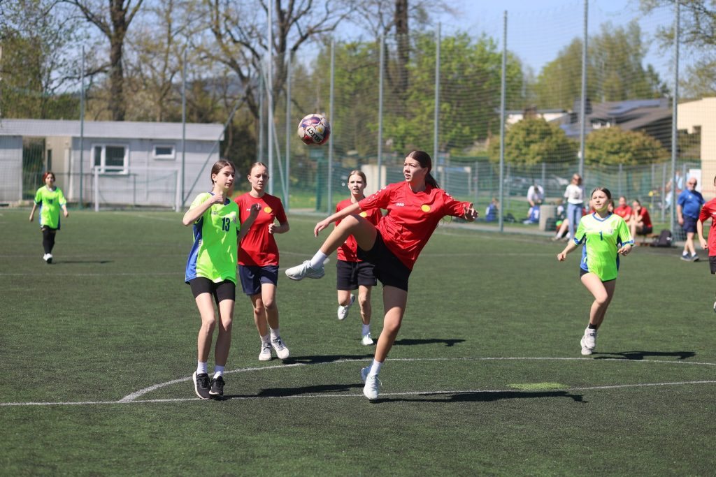Młodzież grała w piłkę w SP 6 – wyniki