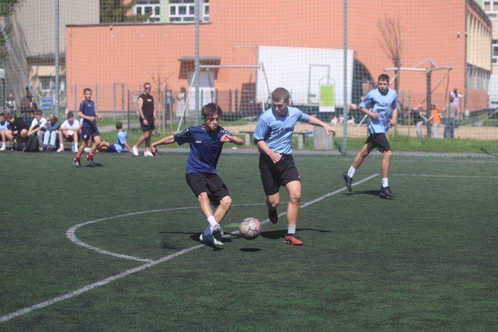 Młodzież grała w piłkę w SP 6 – wyniki