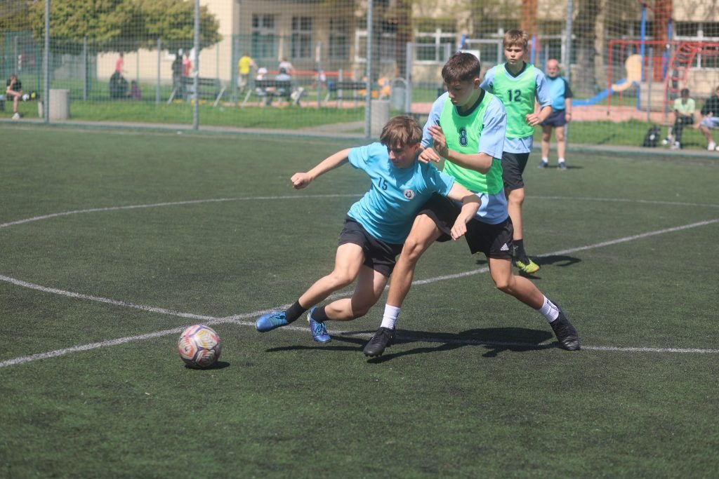 Młodzież grała w piłkę w SP 6 – wyniki