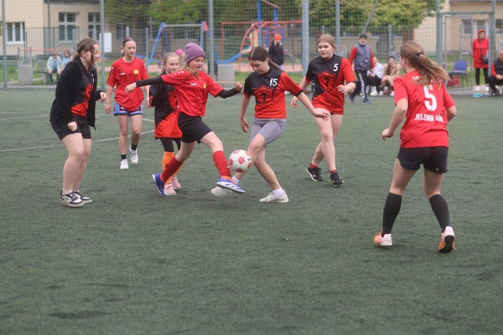 Młodzież grała w piłkę w SP 6 – wyniki