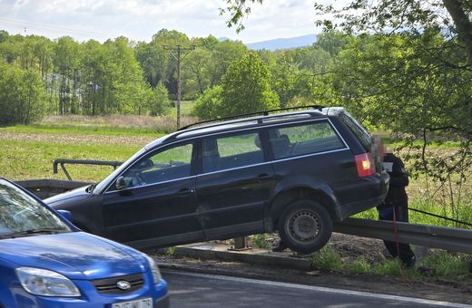 Zawiesił się na barierce