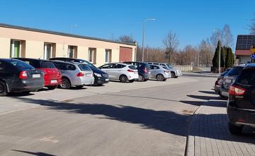 Koniec parkowania w kałużach i dziurach
