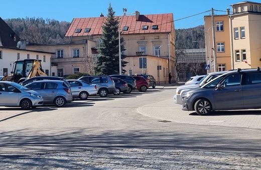 Koniec parkowania w kałużach i dziurach