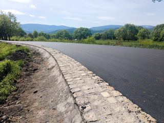 Nowy asfalt na drodze powiatowej przy stawach
