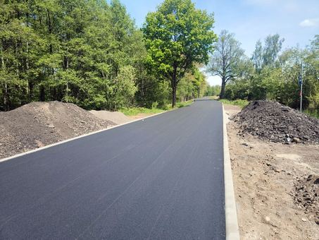 Nowy asfalt na drodze powiatowej przy stawach