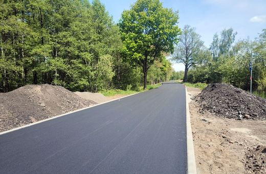 Nowy asfalt na drodze powiatowej przy stawach