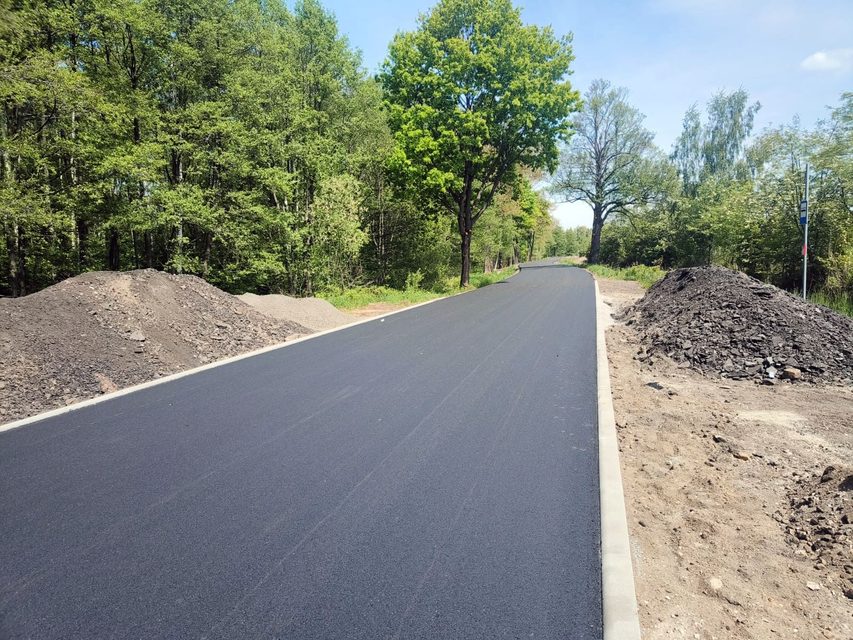 Nowy asfalt na drodze powiatowej przy stawach