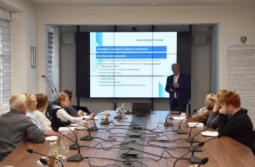 Seniorzy o cyberbezpieczeństwie i integracji