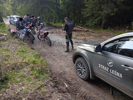 Crossowcy i quadowcy niszczą lasy