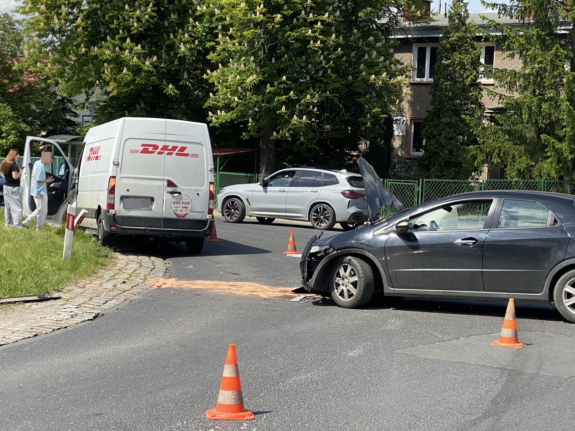 Groźne zderzenie busa i Hondy