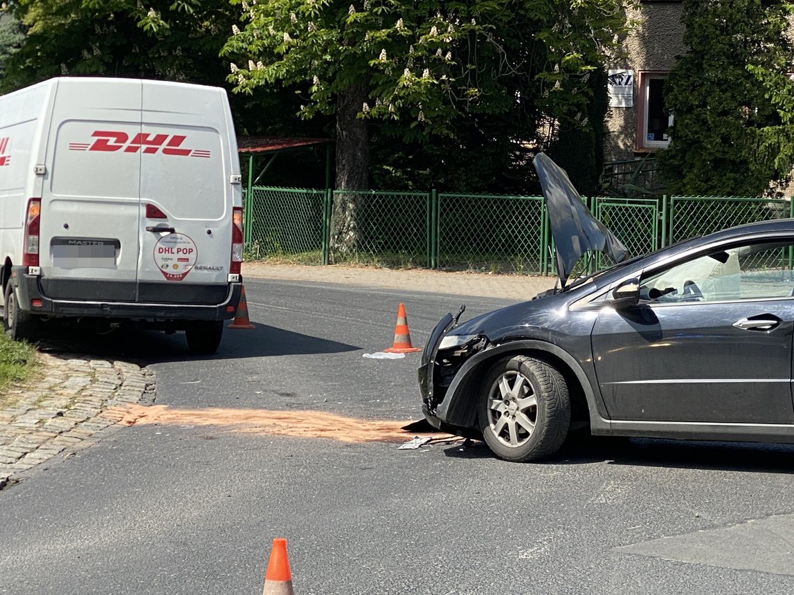 Groźne zderzenie busa i Hondy