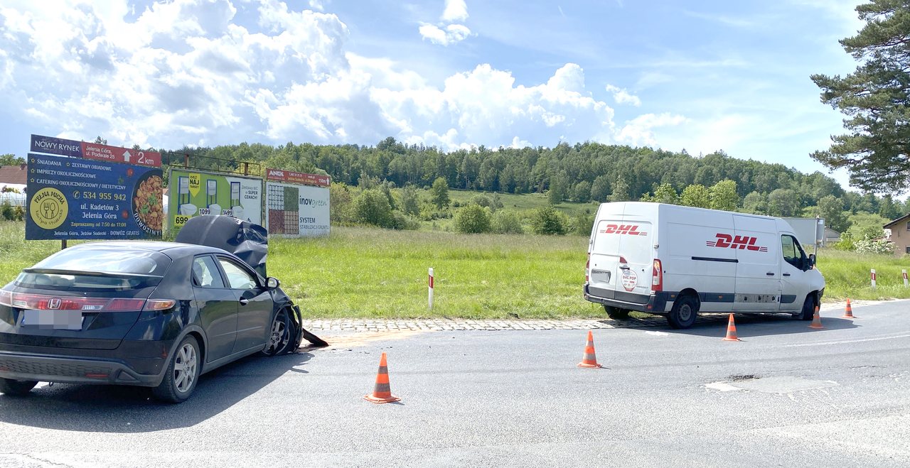 Groźne zderzenie busa i Hondy