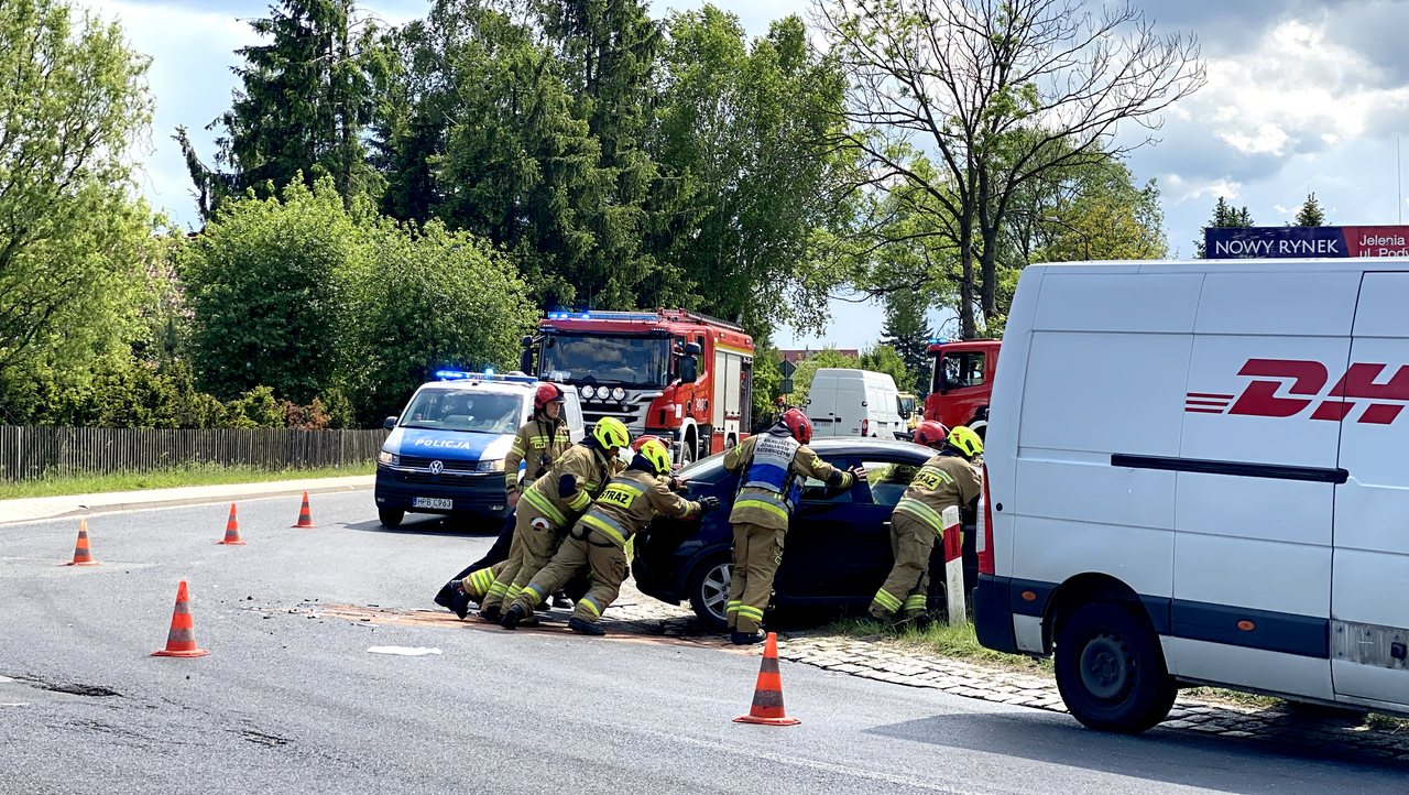 Groźne zderzenie busa i Hondy