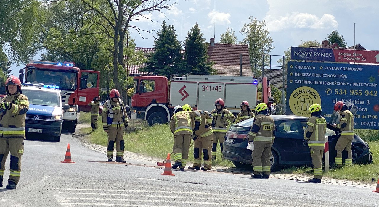 Groźne zderzenie busa i Hondy