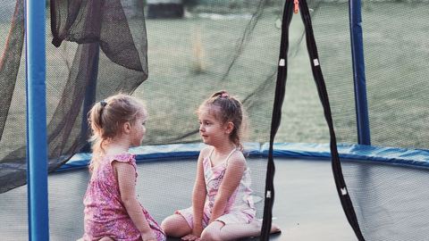 Jak trampolina ogrodowa zmienia zwykły trawnik w centrum aktywności?
