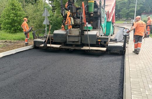 Kładą nowy "dywanik" na drodze powiatowej