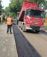 Kładą nowy "dywanik" na drodze powiatowej