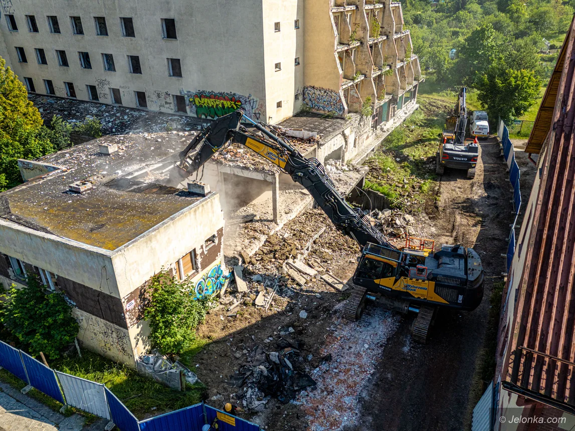 Ruszyło wyburzanie ruin hotelu "Sudety"