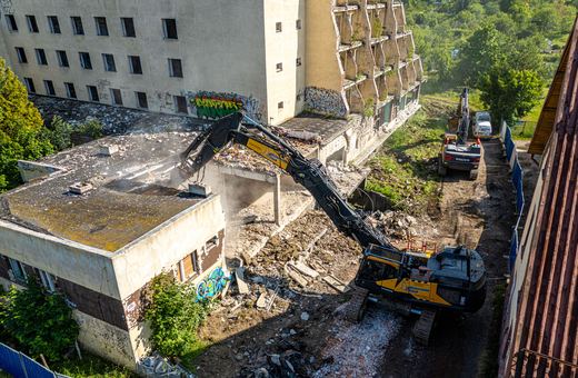 Ruszyło wyburzanie ruin hotelu "Sudety"