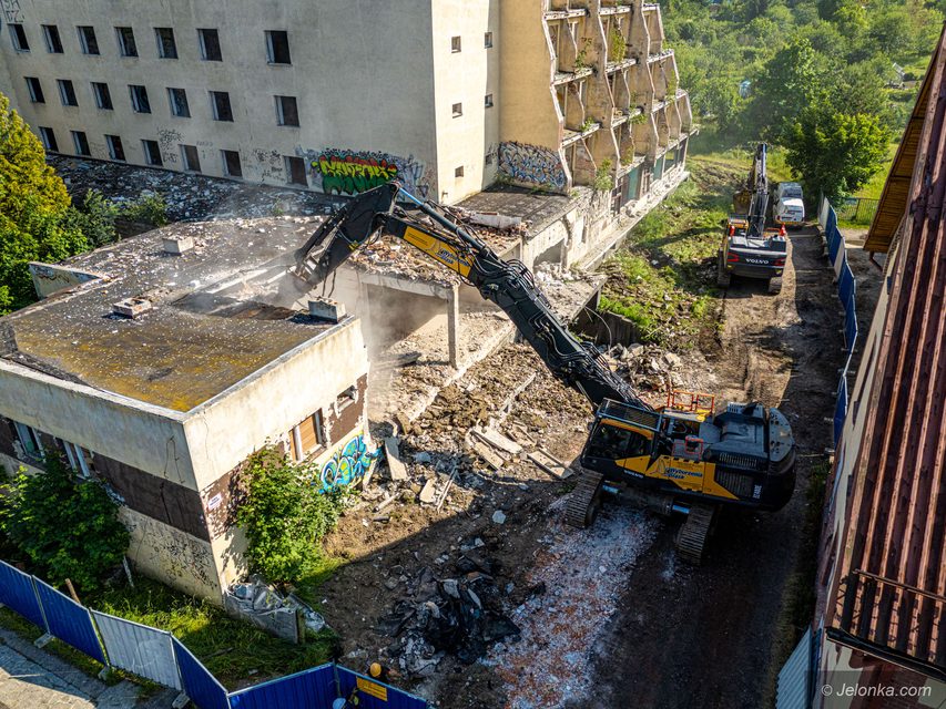 Ruszyło wyburzanie ruin hotelu "Sudety"