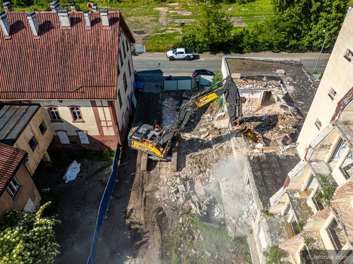 Ruszyło wyburzanie ruin hotelu "Sudety"