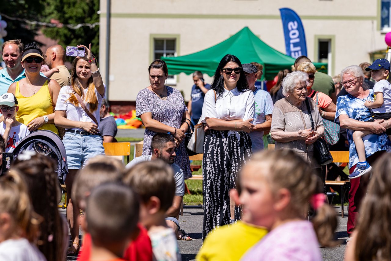 Pokolenia razem na szkolnym jubileuszu
