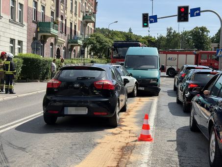 Kolizja trzech aut na Złotniczej