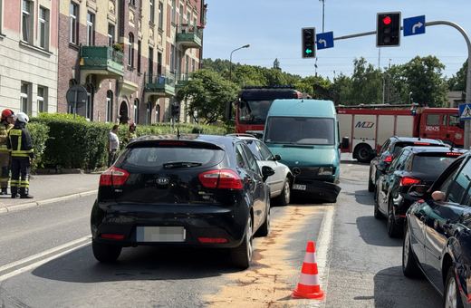 Kolizja trzech aut na Złotniczej