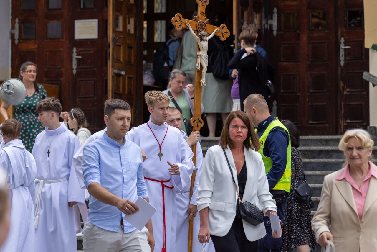 Tłumy wiernych na procesji na Zabobrzu