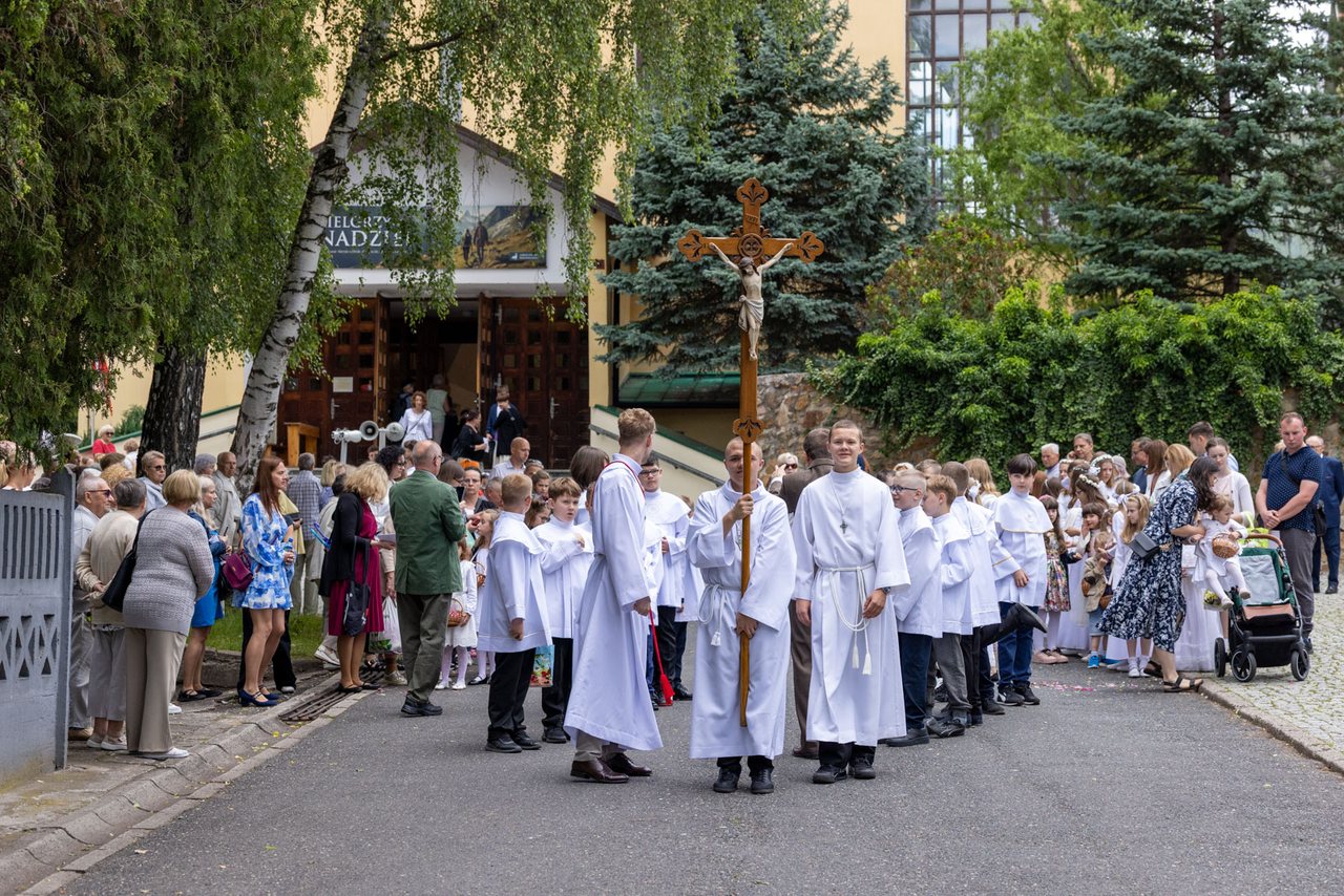 Tłumy wiernych na procesji na Zabobrzu