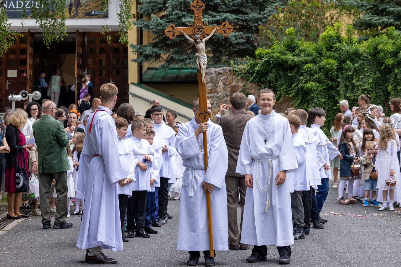 Tłumy wiernych na procesji na Zabobrzu