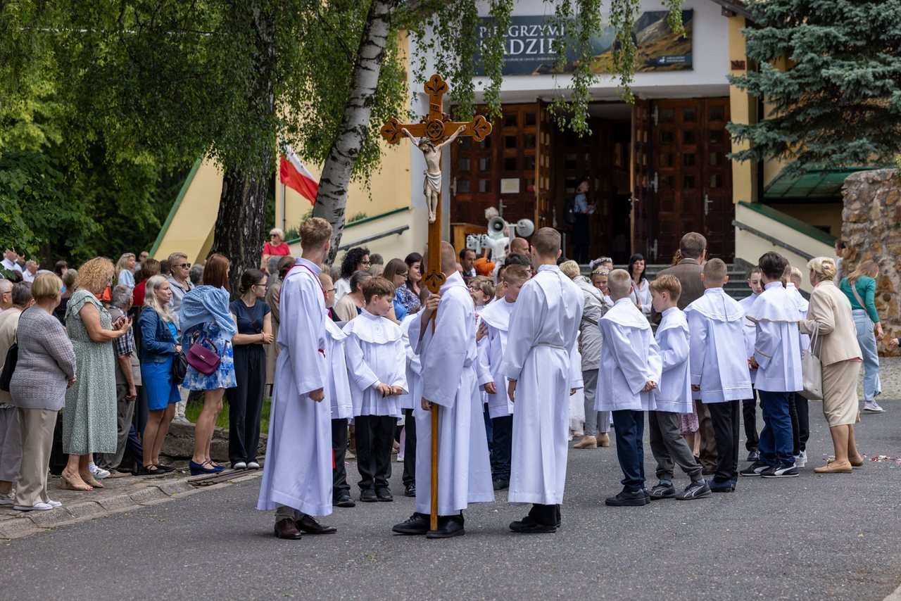 Tłumy wiernych na procesji na Zabobrzu