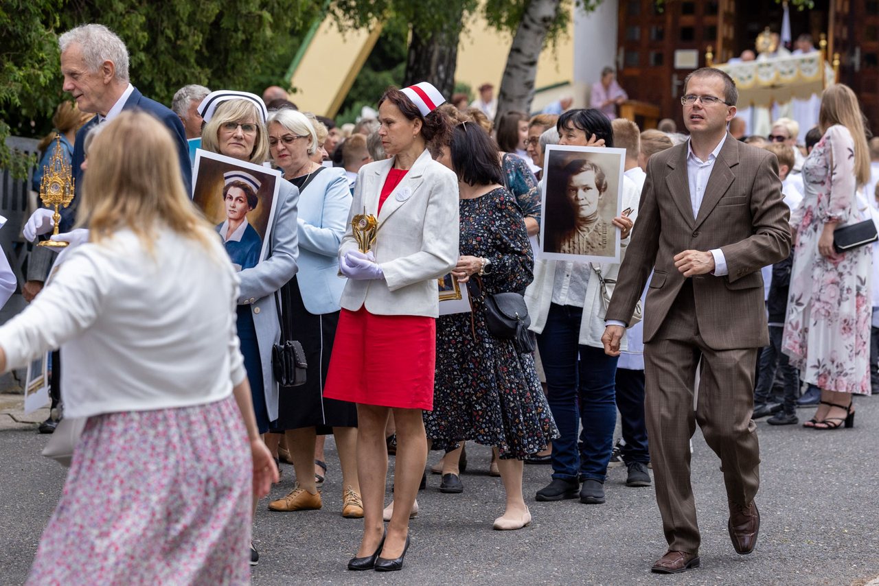 Tłumy wiernych na procesji na Zabobrzu