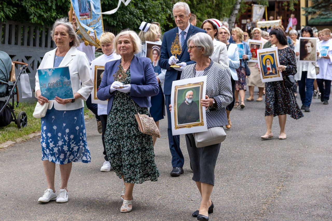 Tłumy wiernych na procesji na Zabobrzu