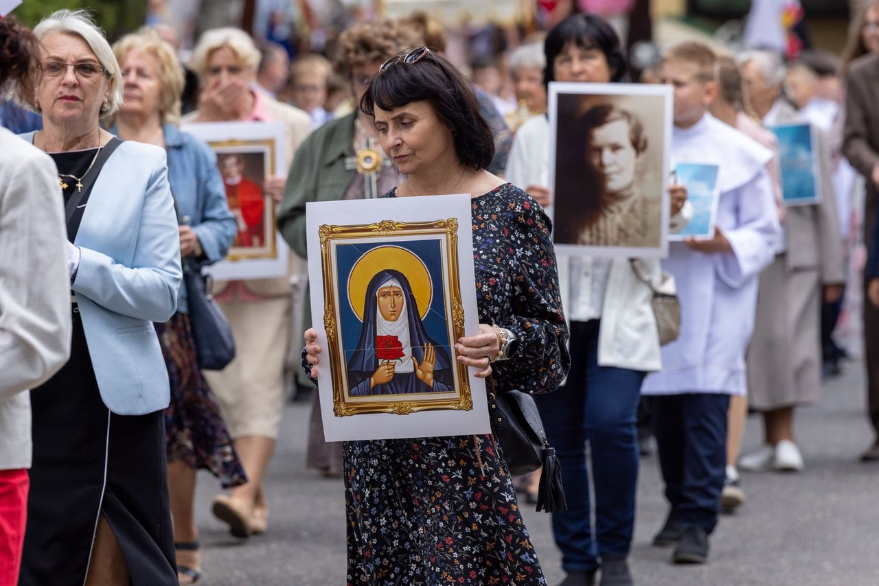 Tłumy wiernych na procesji na Zabobrzu